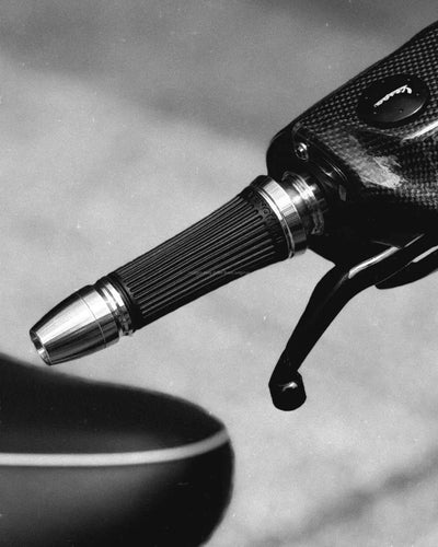 Grips CNC Venomeni Doric Black Ø 22/24 mm l 128 mm | Vespa GTS/GTS Super/GT/GT L 125-310cc Venomeni  Falan Parts