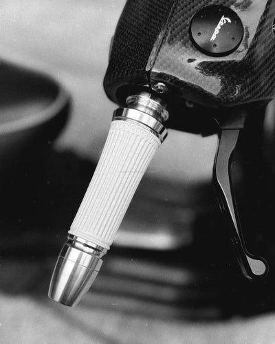Grips CNC Venomeni Doric Silver Ø 22/24 mm l 128 mm | Vespa GTS/GTS Super/GT/GT L 125-310cc Venomeni  Falan Parts
