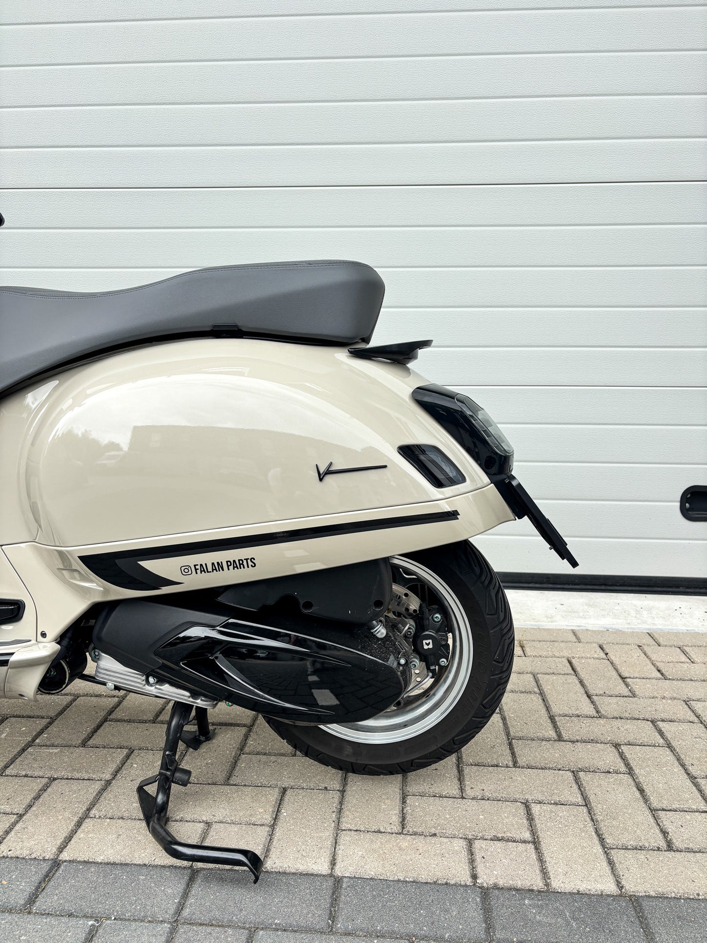 Cover Seat Grab Rail CNC 1O1 Factory Black | Vespa GTS/GTS Super/GTV/GT 60/GT/GT L/ Primavera/ Sprint/ Elettrica 50-300cc 1O1 Factory  Falan Parts